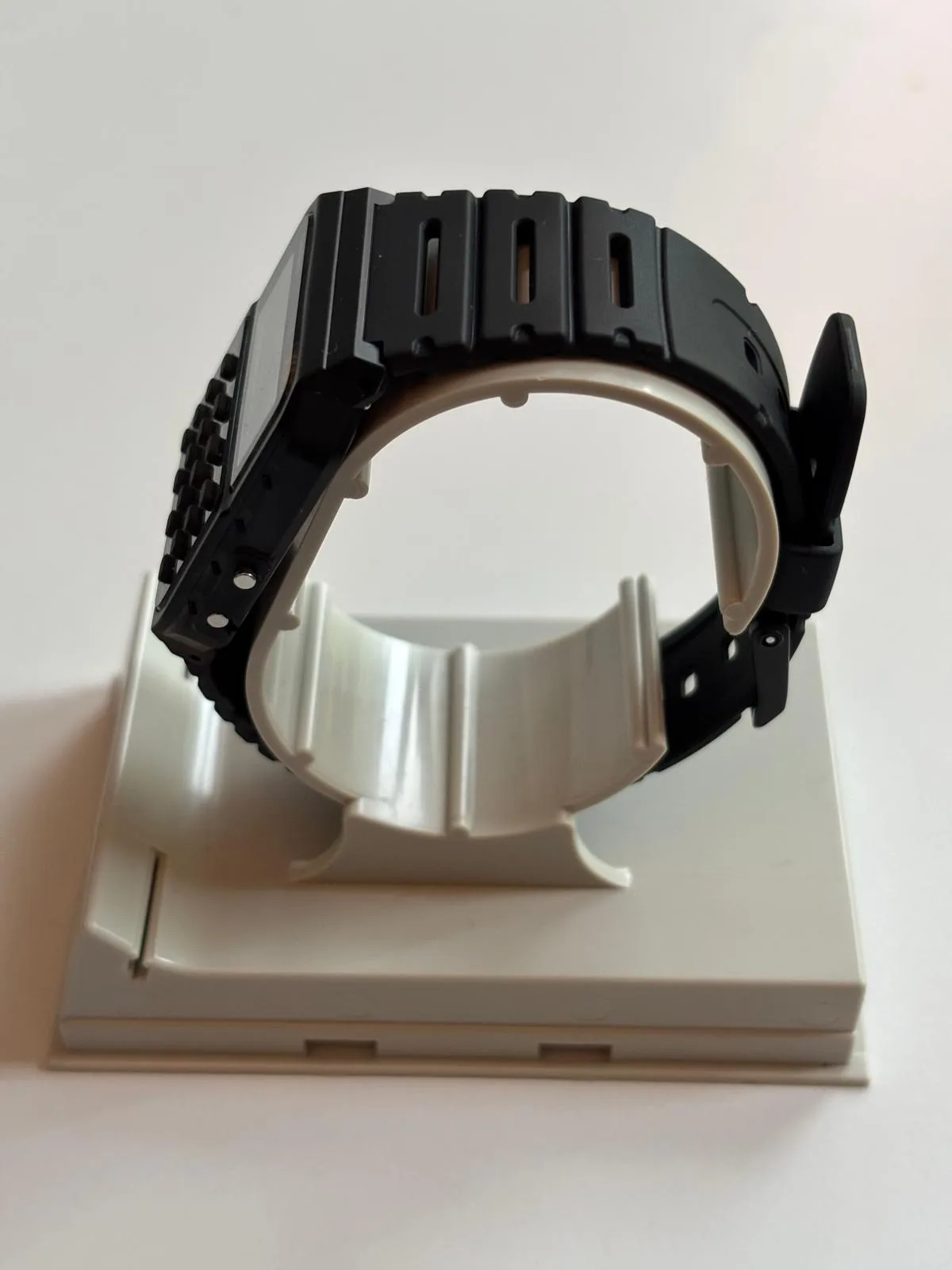 Perfil del Casio CA-53W-1ER: los 8,2 mm de caja de resina y la correa, vistos de canto
