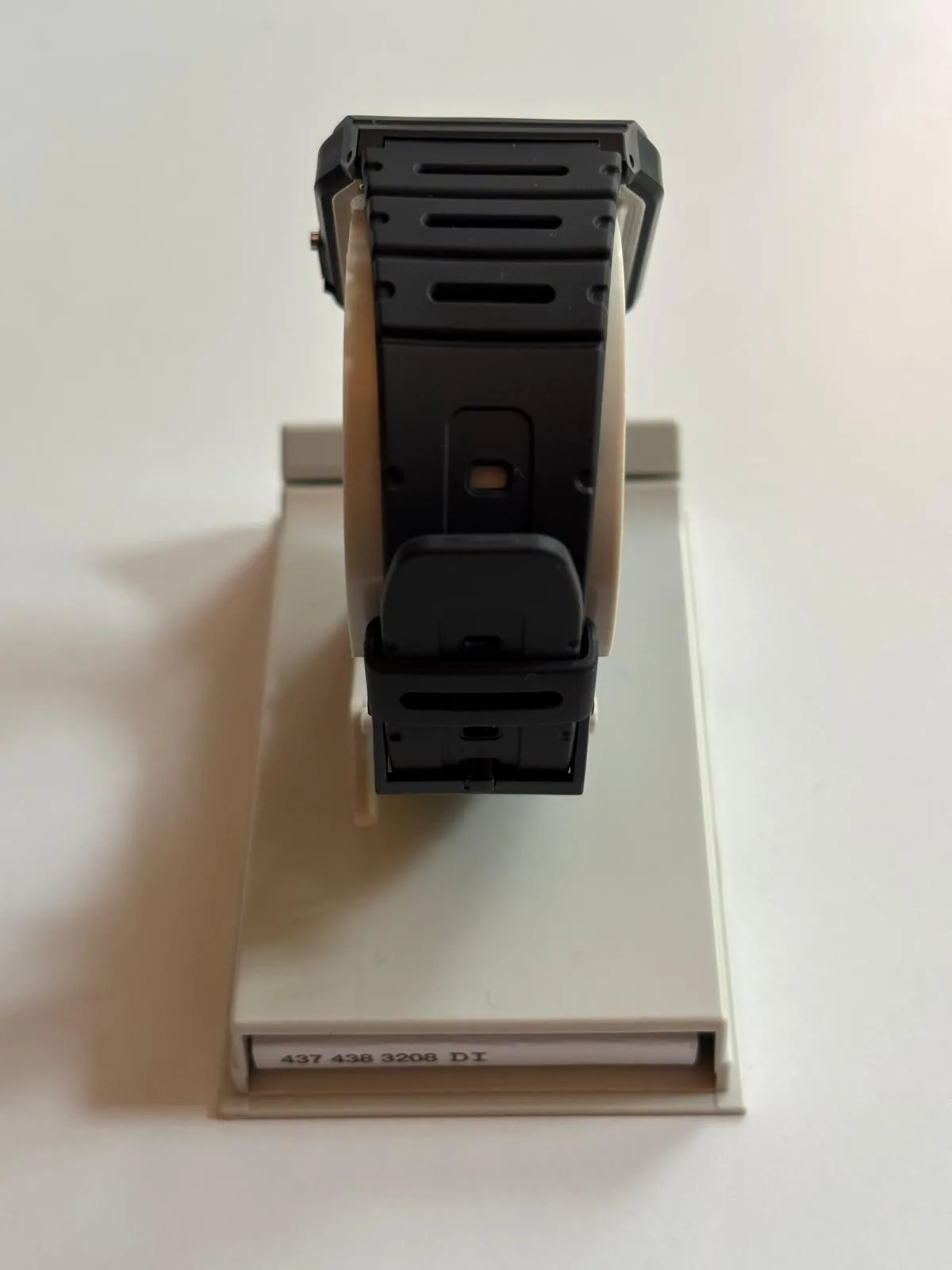 El reloj visto por detrás, con el fondo de caja de resina y la hebilla de la correa negra