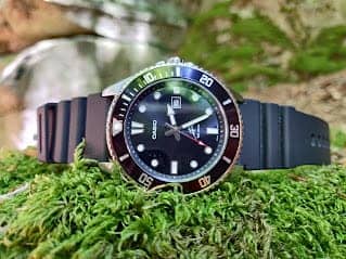 El Casio Duro descansando sobre el musgo del bosque, con su correa de resina negra