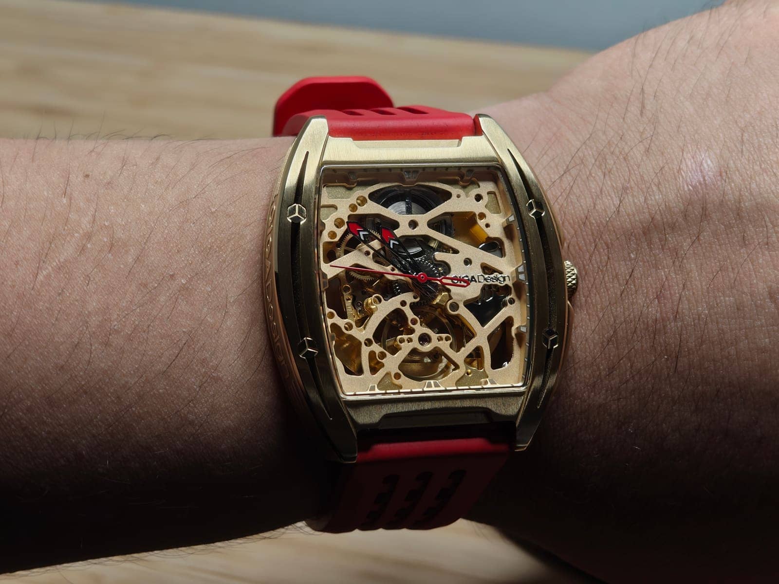 El CIGA Design Z-Series Gold en la muñeca con su correa de silicona roja: presencia tonneau de 48 mm