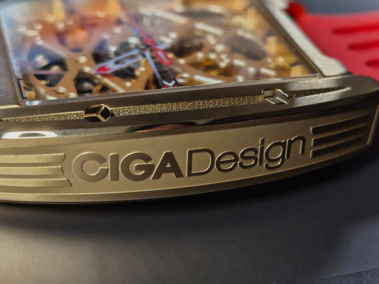 El flanco del bisel con el grabado CIGA Design y los tornillos hexagonales característicos de la Serie Z