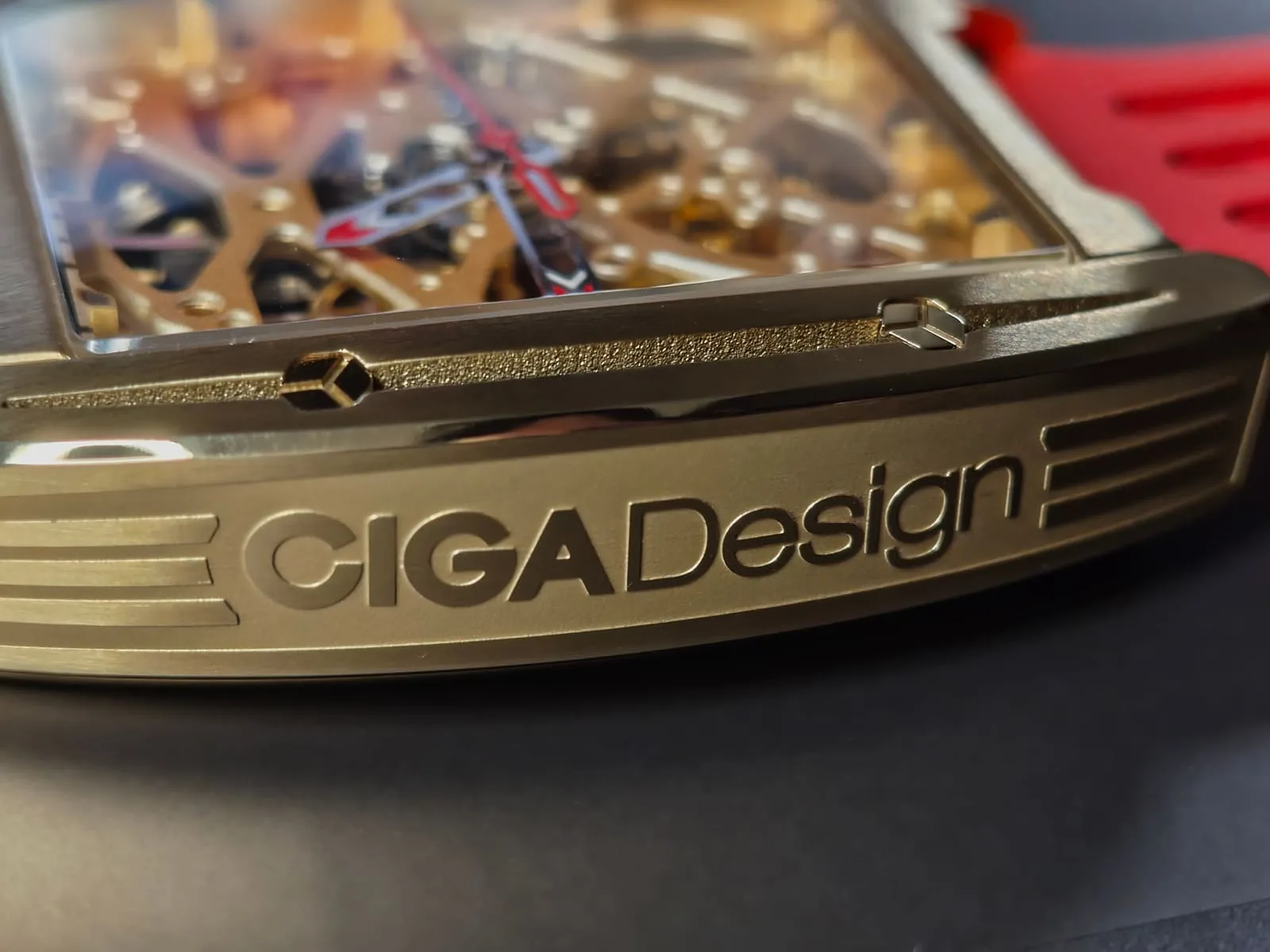 El flanco del bisel con el grabado CIGA Design y los tornillos hexagonales característicos de la Serie Z