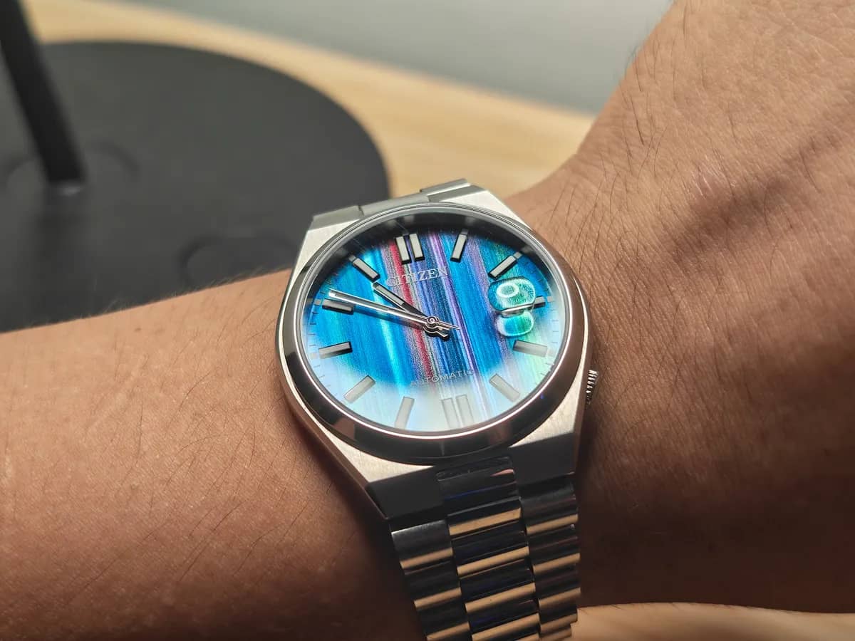 El Citizen Tsuyosa multicolor en la muñeca: el brazalete integrado de acero y la lupa de burbuja sobre la fecha