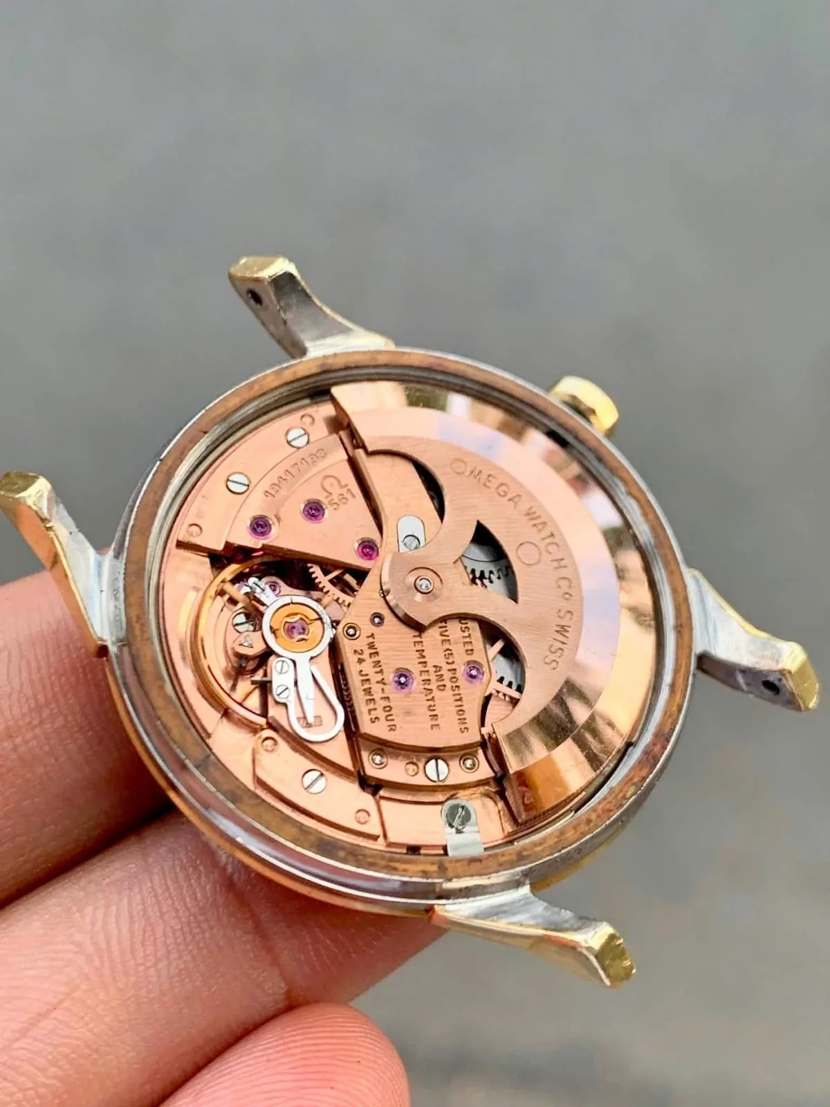 El calibre Omega 561 al descubierto: acabado cobrizo rosado, 24 rubíes y rotor grabado Omega Watch Co. Swiss