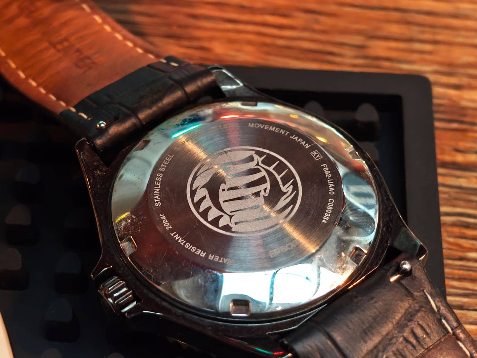 El fondo roscado de acero con el emblema grabado, Water Resistant 20 bar, Movement Japan y la referencia F692 con la firma Epson