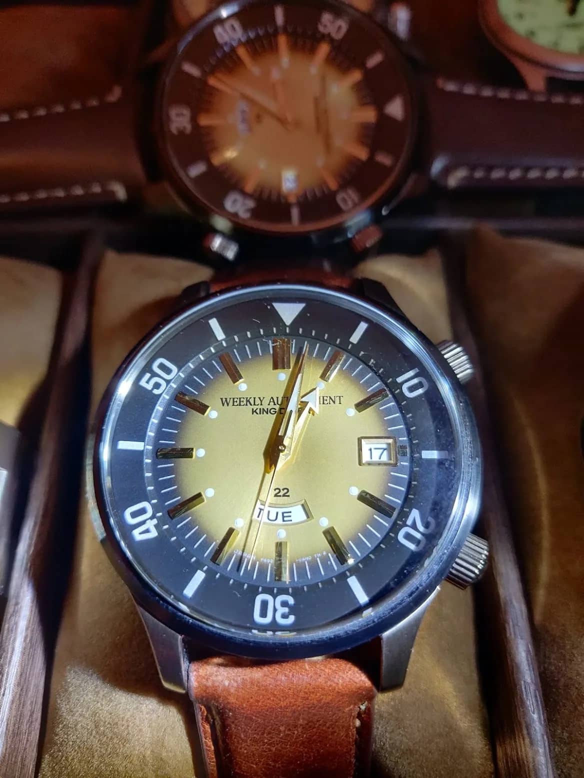 El King Diver en la caja de relojes, con sus dos coronas —la de las 2 para el bisel interno— a la vista
