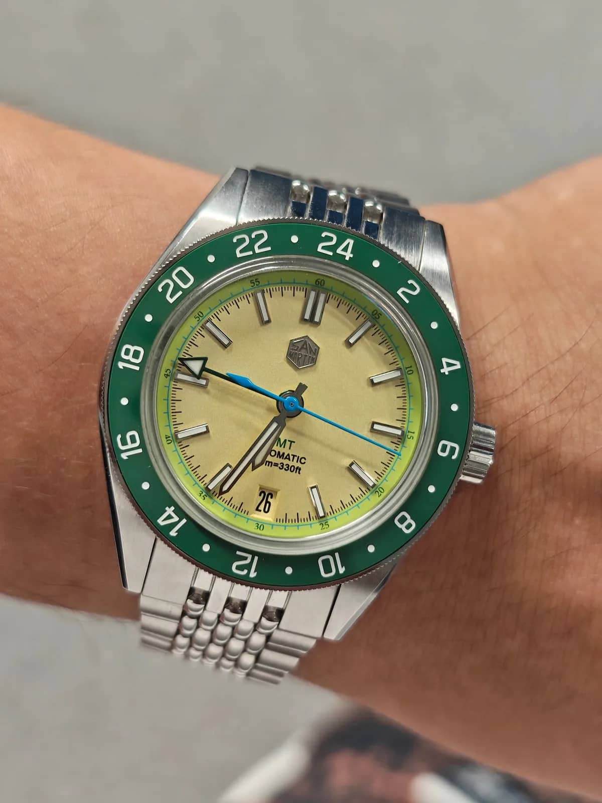 El San Martin SN0116 «Avocado» en la muñeca, con su bisel GMT verde y brazalete de acero
