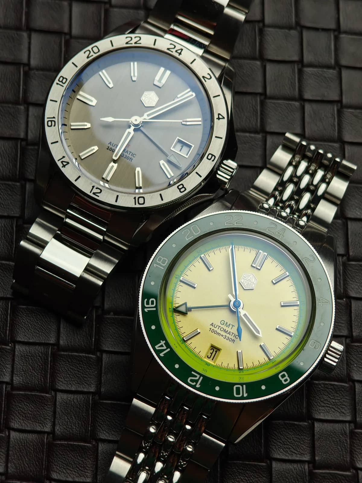 Los dos GMT de San Martin juntos: el SN0129 gris plata y el SN0116 «Avocado» con su bisel verde