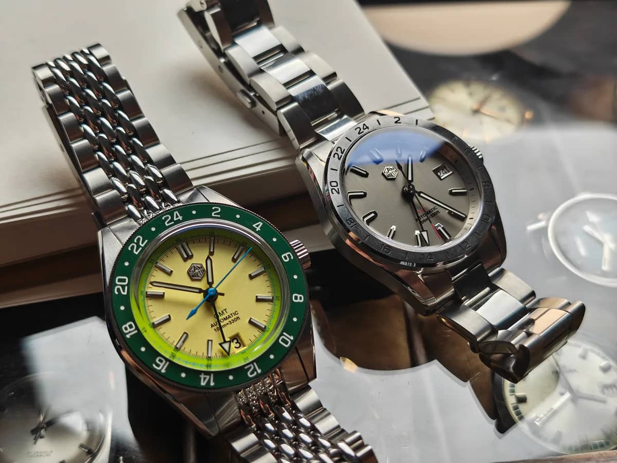El SN0129 y el SN0116 «Avocado» posando sobre la vitrina, rodeados de relojes vintage