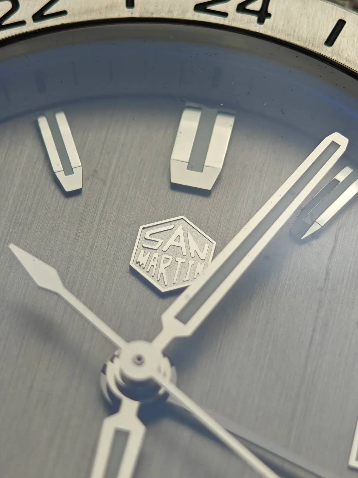 Macro del logotipo hexagonal de San Martin en relieve y el cruce de agujas lanceoladas