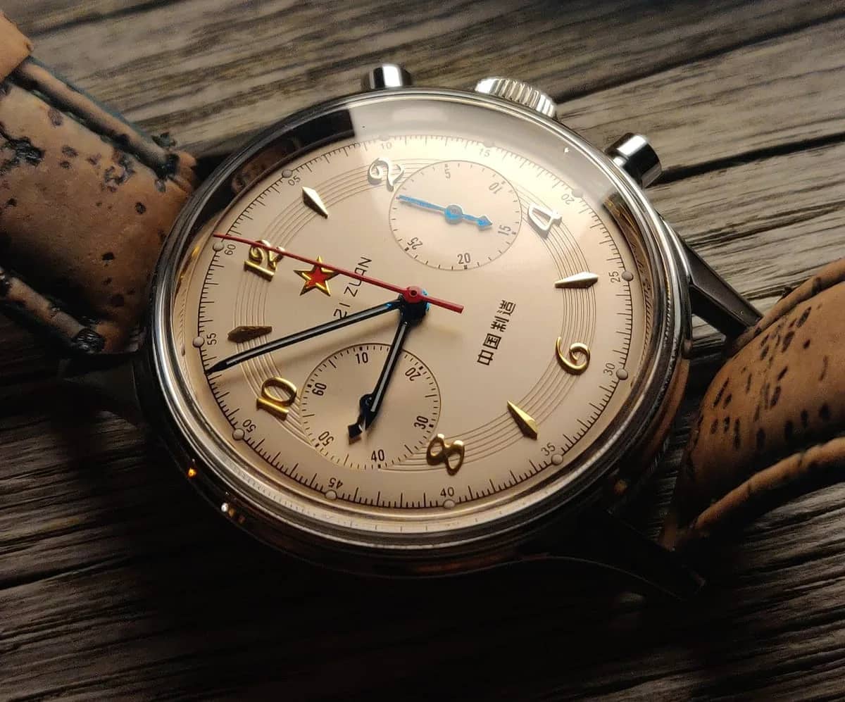 El Seagull 1962 sobre madera envejecida, con correa de corcho y la esfera champán con escala telemétrica