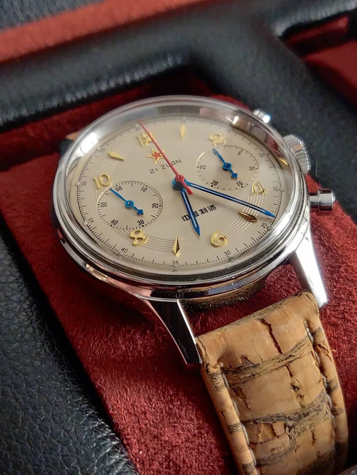 El Seagull 1962 en su estuche de ante granate, montado sobre correa de corcho