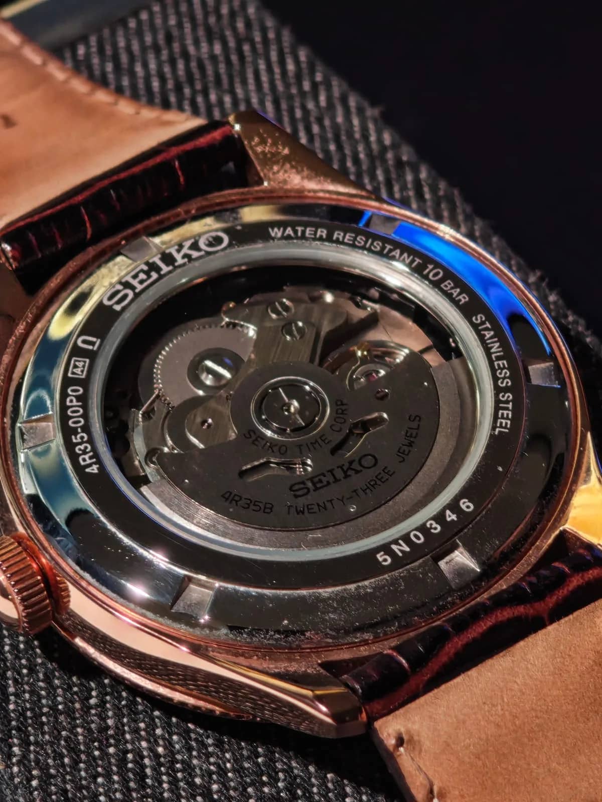 Fondo de exhibición del SRP772K1: el calibre automático 4R35B de 23 rubíes, con la inscripción Water Resistant 10 Bar en el acero