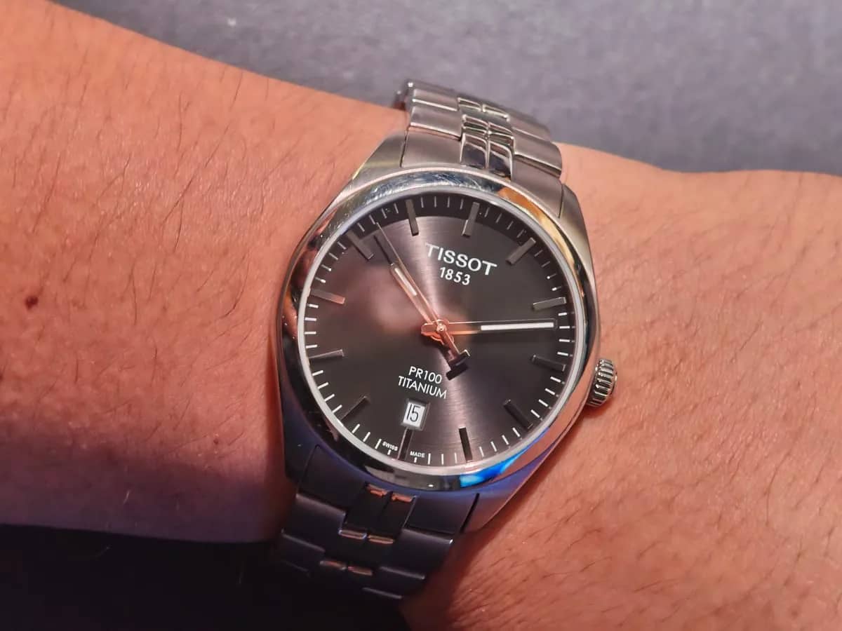 El Tissot PR 100 Titanium en la muñeca: ligereza de titanio y esfera antracita que cambia con la luz