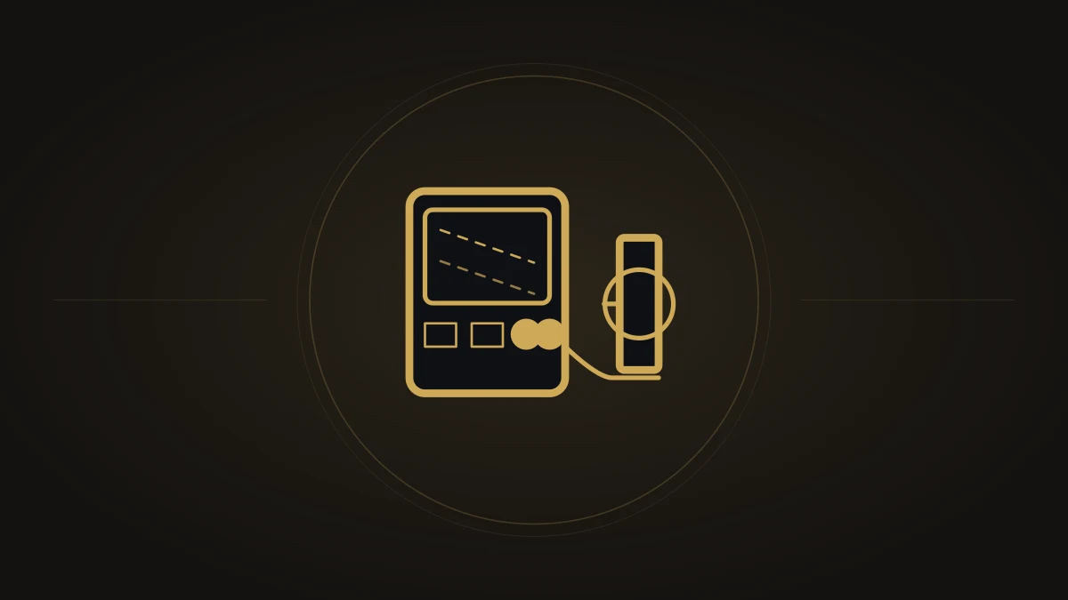 Ilustración vectorial dorada de un cronocomparador (timegrapher) con un reloj en su micrófono sobre fondo carbón oscuro
