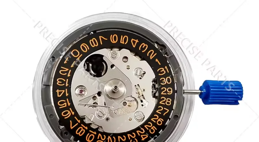 Calibre Seiko NH35 con su disco de fecha negro y números naranja, visto desde el lado de la carátula