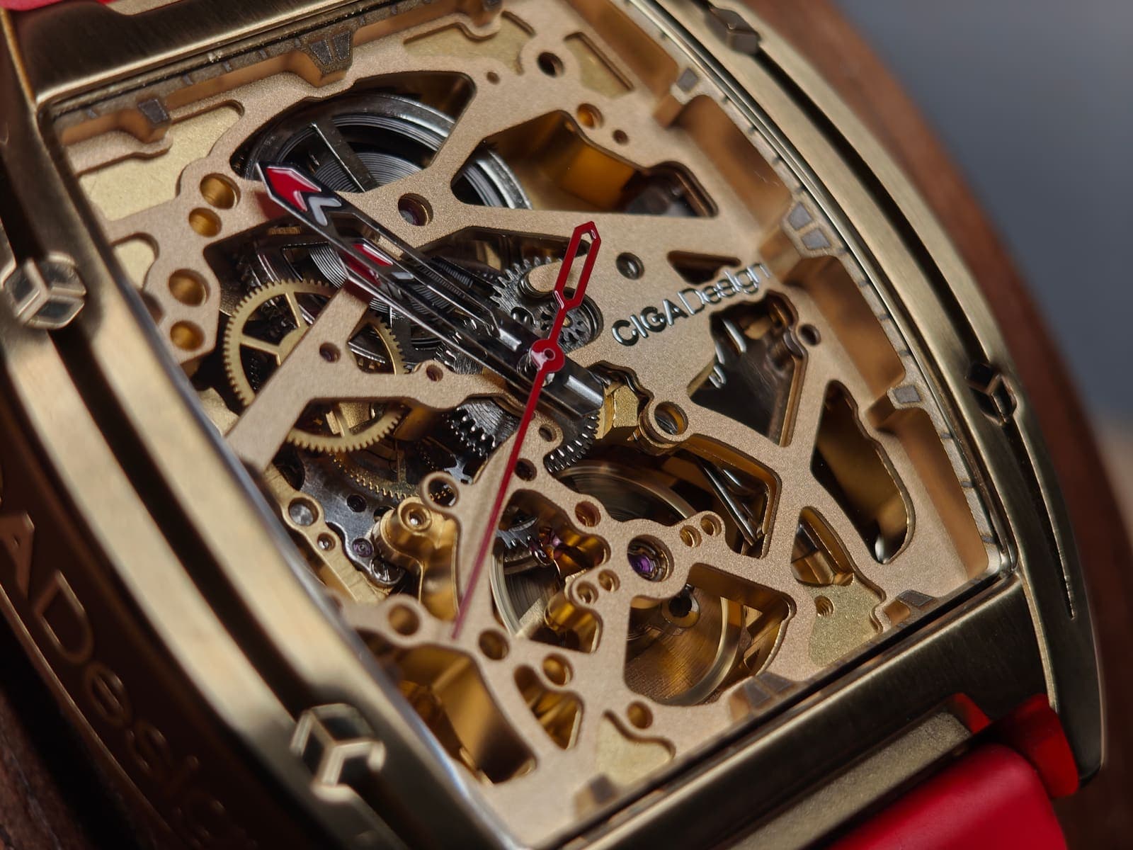 CIGA Design Z-Series Skeleton Gold: macro del esqueleto dorado con segundero rojo y correa de silicona roja, de la colección de Momento Relojero