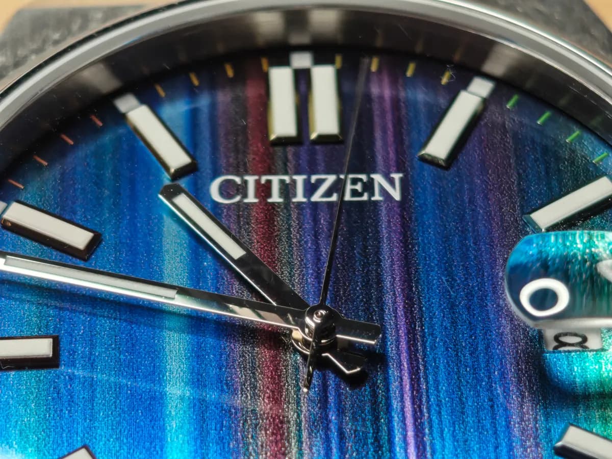Macro de la esfera multicolor del Citizen Tsuyosa: la textura de trazos verticales bajo el logotipo CITIZEN