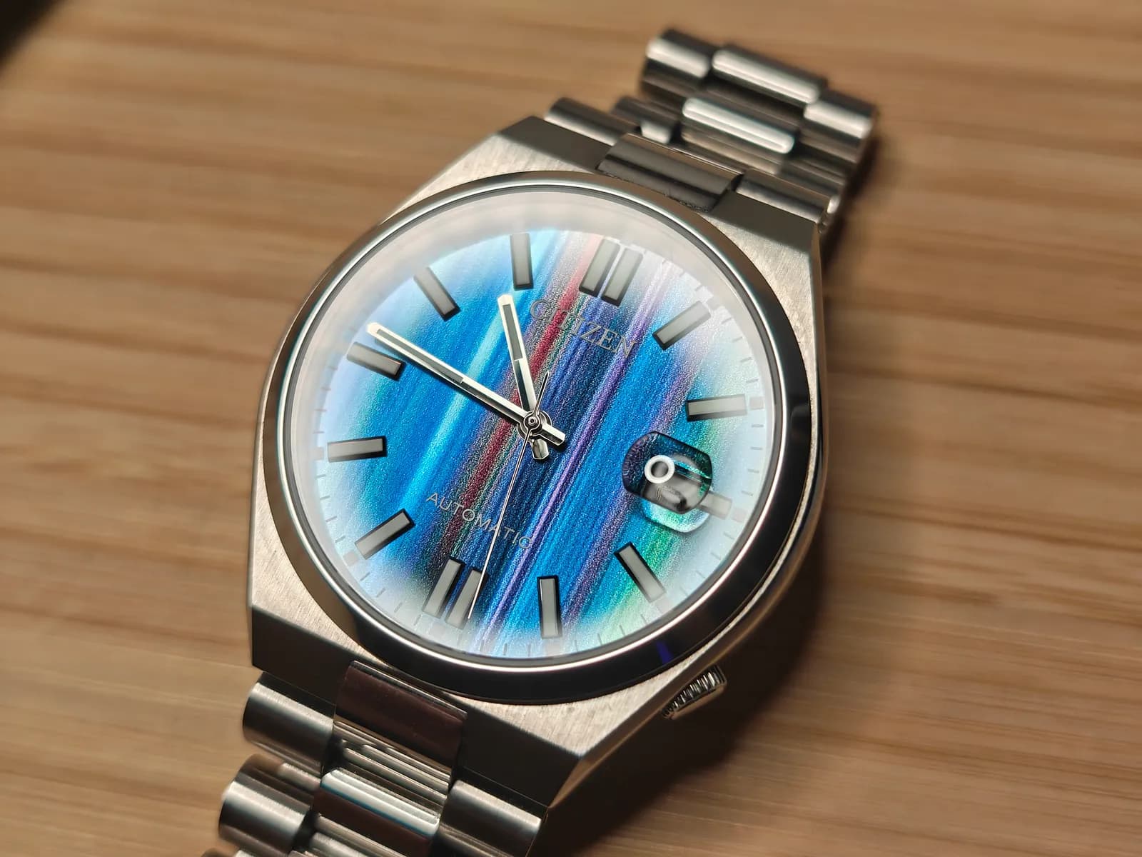 Citizen NJ0151-53W Tsuyosa sobre madera clara: esfera de rayas verticales multicolor estilo aurora boreal y brazalete integrado de acero