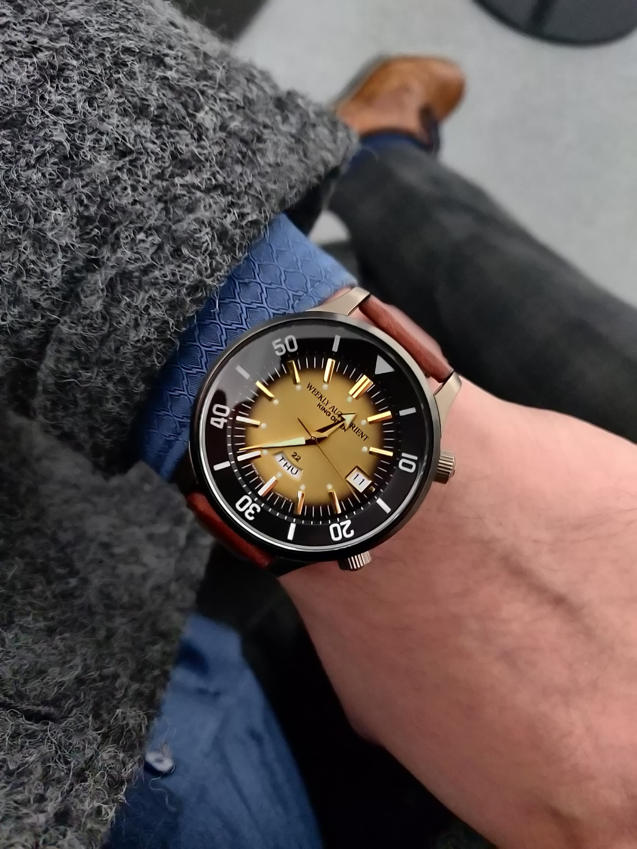 Orient King Diver RA-AA0D04G0HB en la muñeca, esfera en degradado dorado y caja en tono bronce con bisel interno