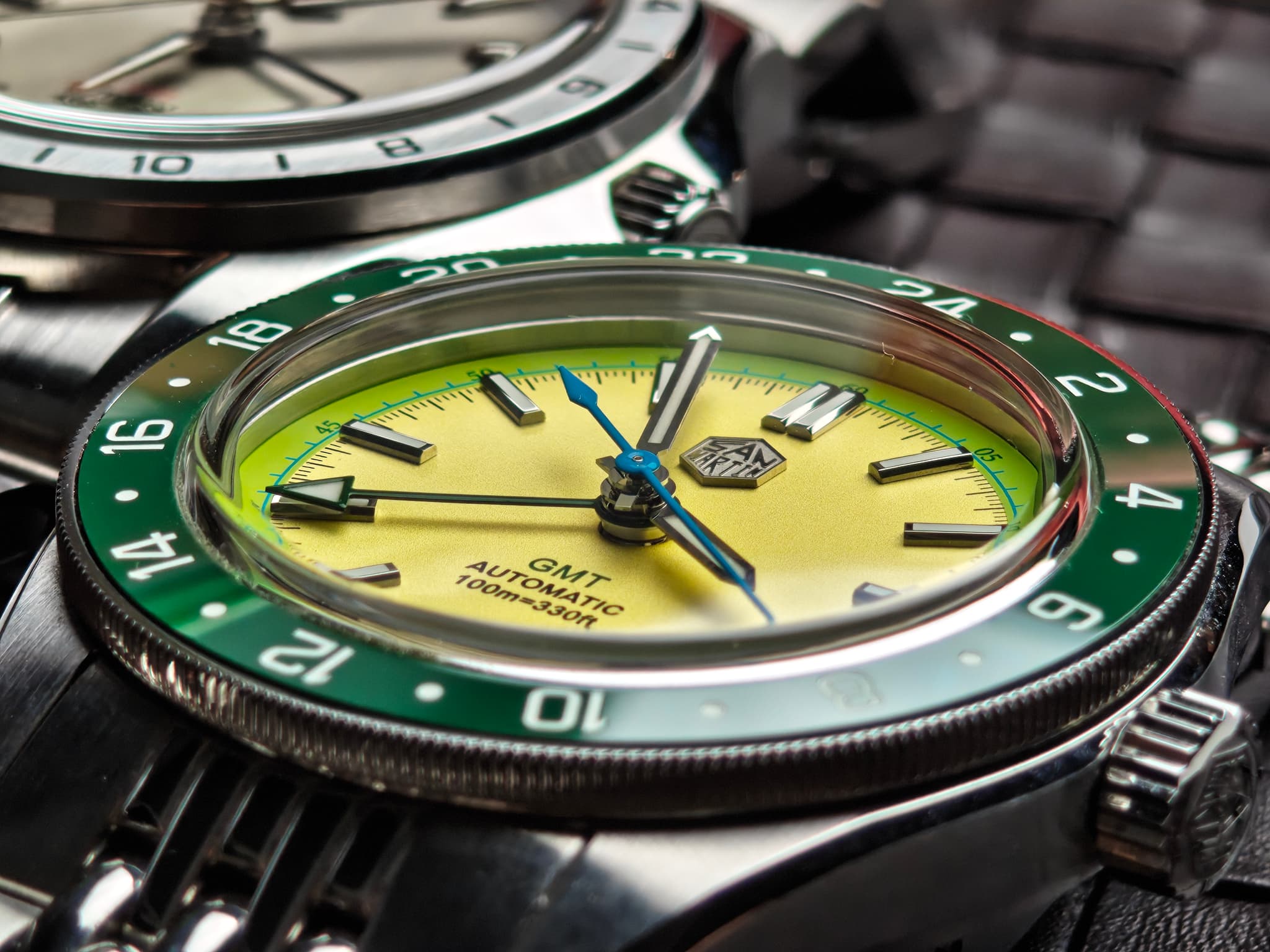 San Martin SN0116 Avocado, GMT automático de esfera amarilla y bisel verde