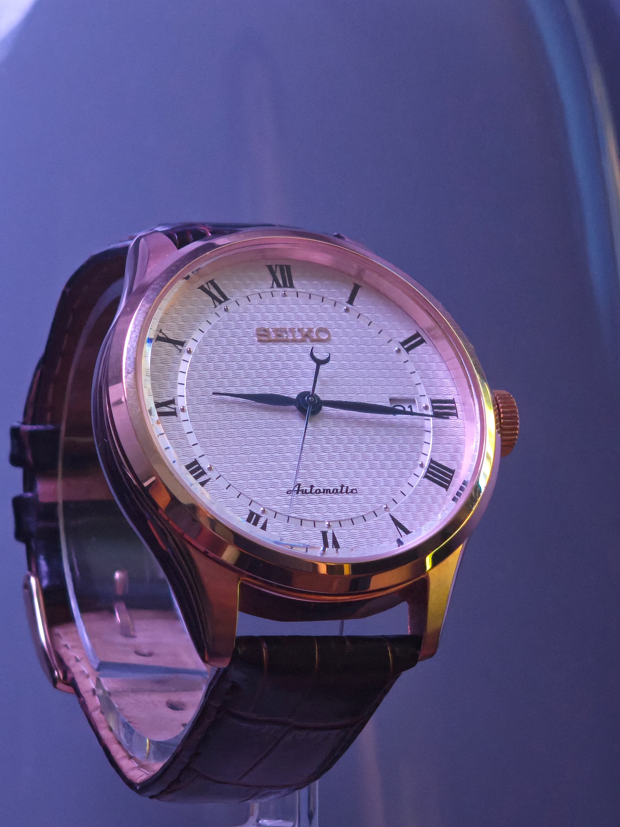 Seiko Automatic SRP772K1 en tono oro rosa, esfera blanca guilloché con números romanos, propiedad de Edgar CR
