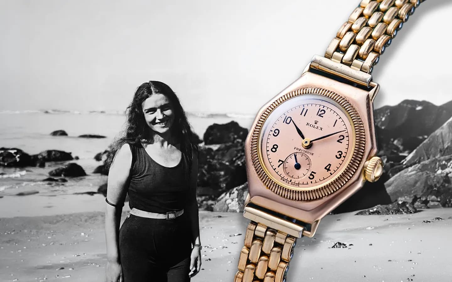 Mercedes Gleitze sonriente en una playa, en fotografía de época en blanco y negro, junto a un Rolex Oyster dorado de los años 20 con esfera salmón