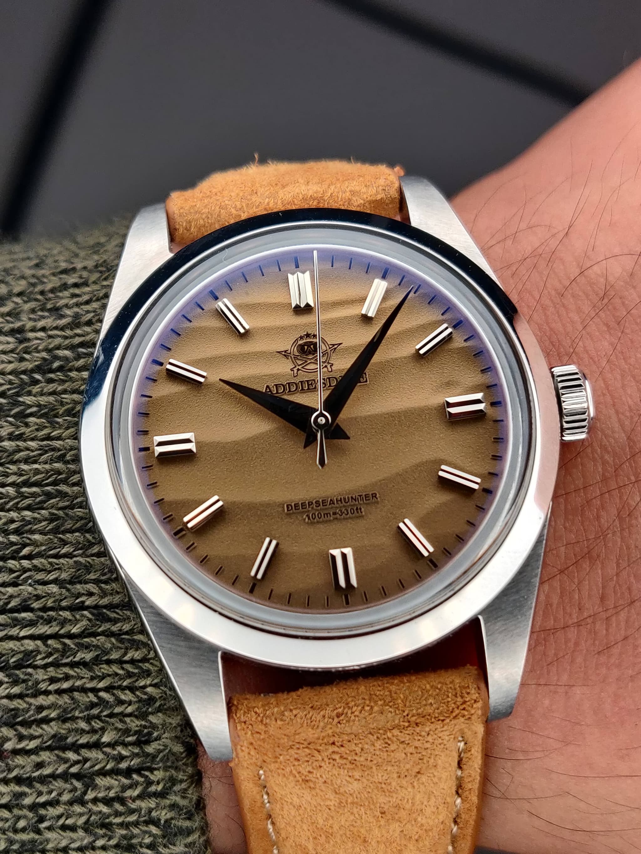 Addiesdive AD2030 «Deep Sea Hunter», reloj de 36 mm con esfera de arena texturizada y movimiento mecacuarzo Seiko VH31, sobre correa de ante camel