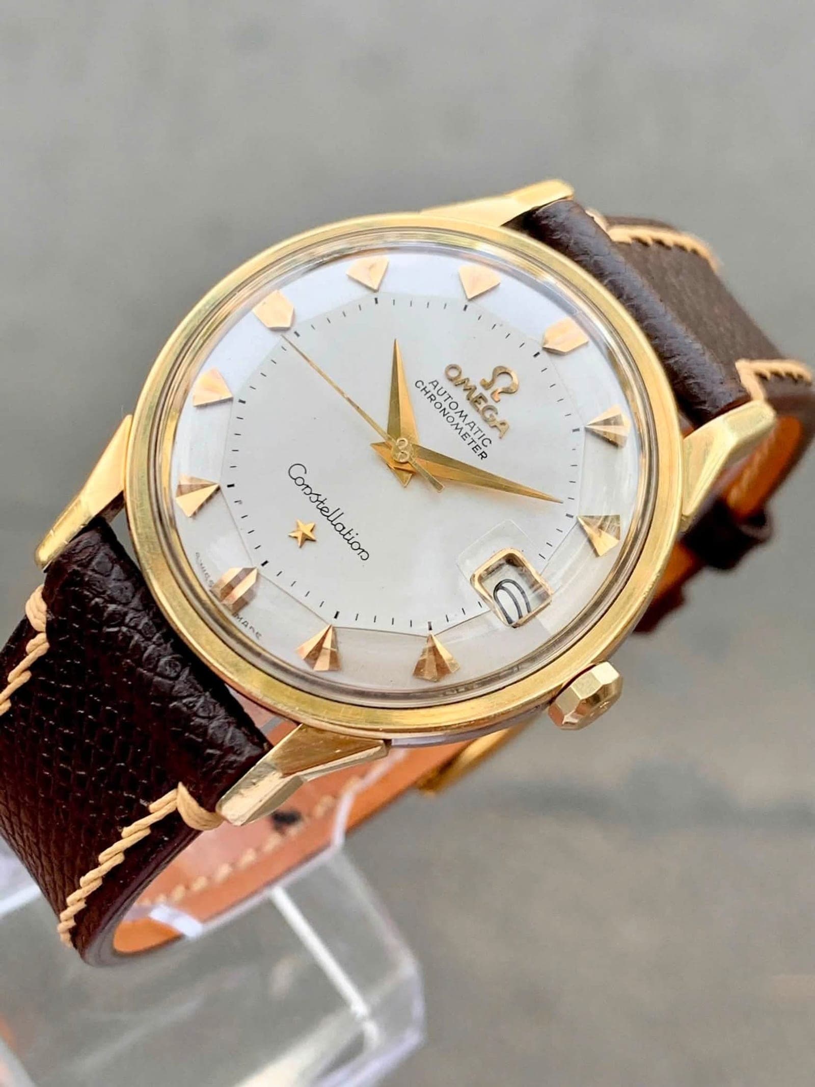 Omega Constellation 168.005 «Pie Pan» de 1962 en oro, esfera plateada de doce facetas con índices arrowhead, propiedad de Minh T.