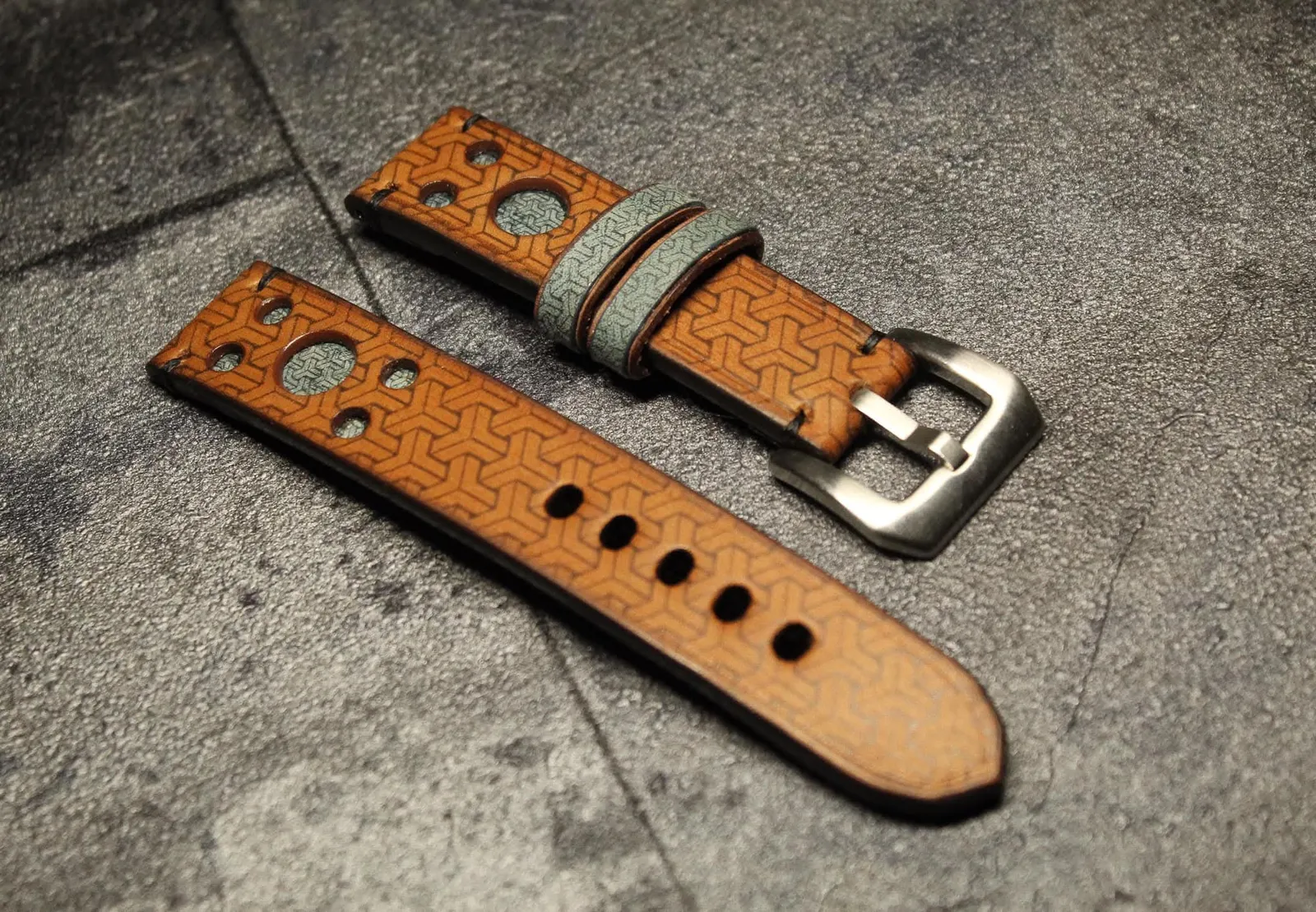 La correa de cuero personalizada del Traveller: estilo rally, grabado geométrico y pasadores gris verdoso