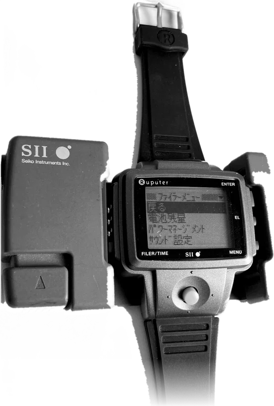 Seiko Ruputer de 1998 encajado en su base de carga, en blanco y negro